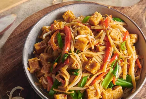 Tofu-wok med nudler: vegetarisk chow mein