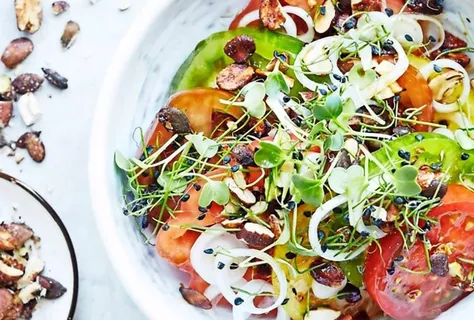 Tomatsalat med ponzu-dressing og soya-crunch