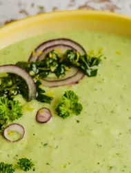 Kald agurk- og avokadosuppe med gremolata
