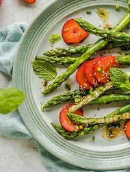 Grillede asparges med jordbær