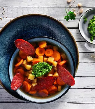 Fargerik gulrot- og ingefærstuing med grønn pesto og stekt chorizo