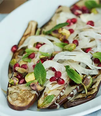 Grillet aubergine med soya-tahin-dressing