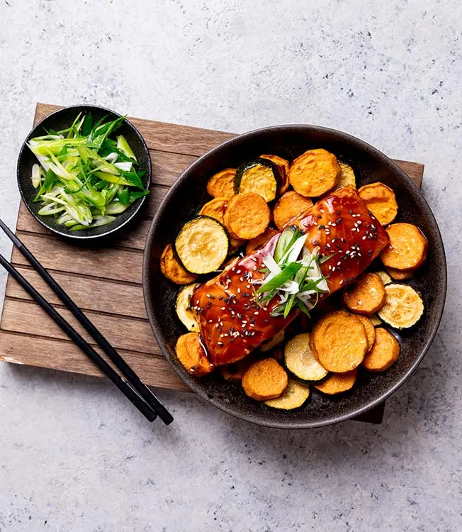 Teriyaki laks på søtpoteter og grønnsaker