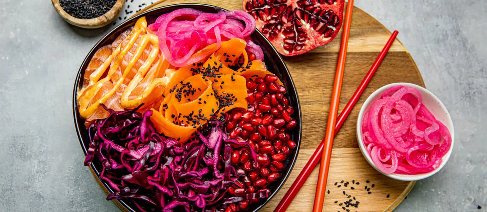 Poké bowl med granateplekjerner og chilimajones