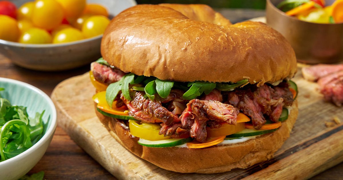 Spicy biffsandwich med sprø sylteagurk | Oppskrifts | Kikkoman