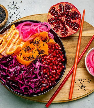 Poké bowl med granateplekjerner og chilimajones