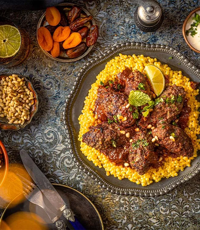 Kofta av kjøttdeig i fyldig tomatsoyasaus