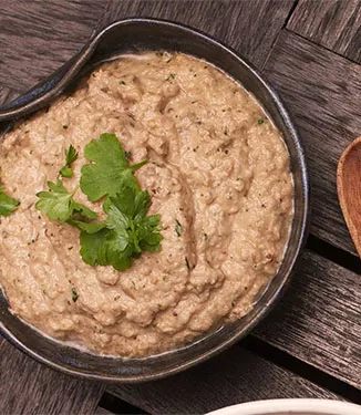 Grillet auberginer med hvitløk og yoghurt-dipp