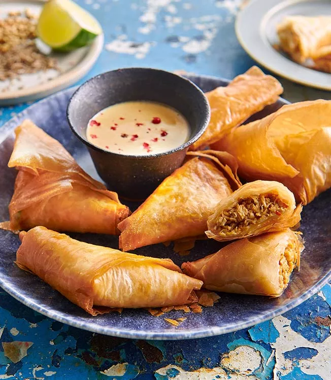 Kylling vindaloo samosa med yoghurtdipp