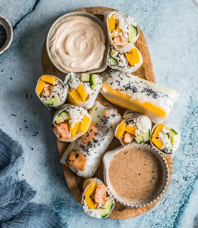 Sommerruller med bakt laks, mango og ris