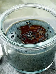 Vegansk goma-panna cotta med sort tahini