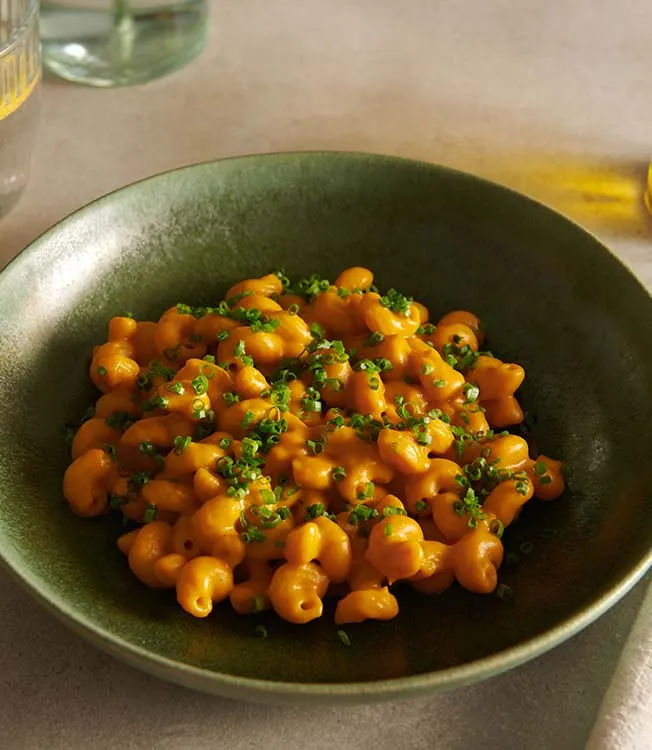 Vegansk mac and cheese med gomitinudler