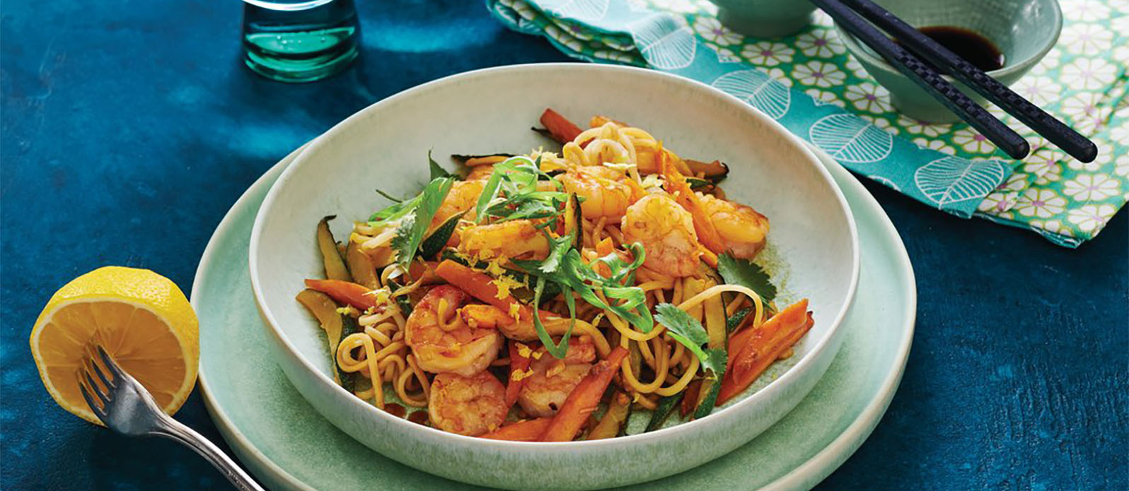 Stekte nudler med reker og grønnsaker